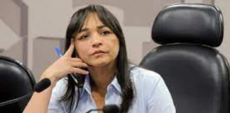 Senadora muda de partido só para ser líder de bancada