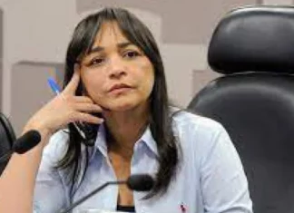 Senadora muda de partido só para ser líder de bancada
