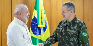 General demitido botou tanques em acampamento para proteger golpistas