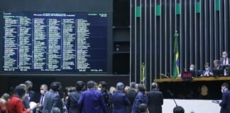 Ação que tira mandato de 15 deputados não tem prazo para ser votada pelo STF