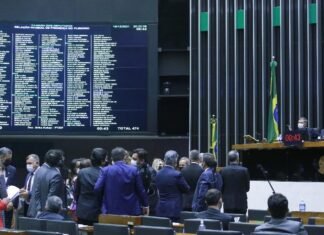 Ação que tira mandato de 15 deputados não tem prazo para ser votada pelo STF