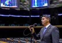 Deputado admite que empregou quem trabalhou na sua campanha