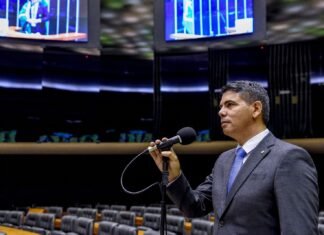 Deputado admite que empregou quem trabalhou na sua campanha