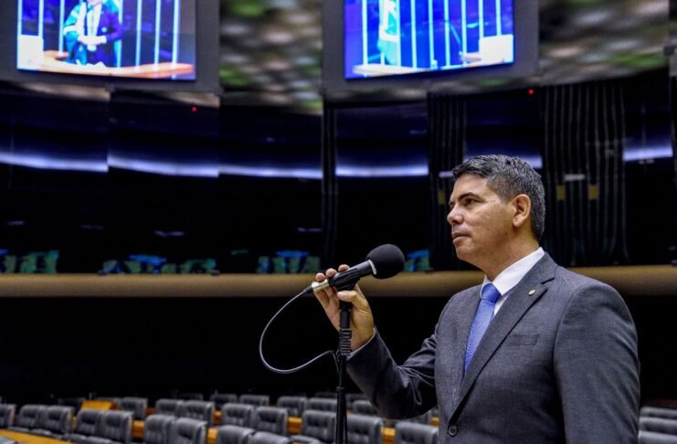 Deputado admite que empregou quem trabalhou na sua campanha