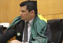 Deputado bolsonarista perde controle e agride jornalista