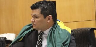 Deputado bolsonarista perde controle e agride jornalista