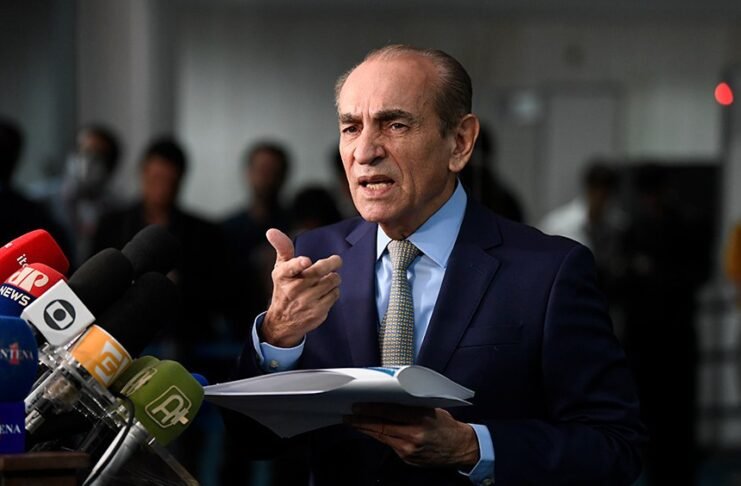 Senador defende permanência de Rose no comando do MDB