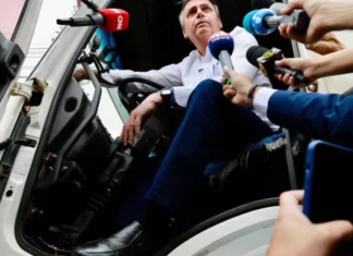 Auxílio eleitoral: Bolsonaro ‘comprou’ voto de taxistas e caminhoneiros
