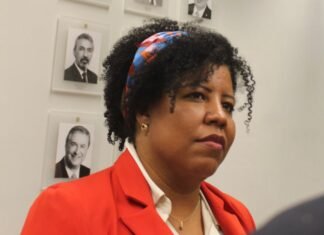 Deputada capixaba recebe prêmio no Rio por defesa da igualdade salarial