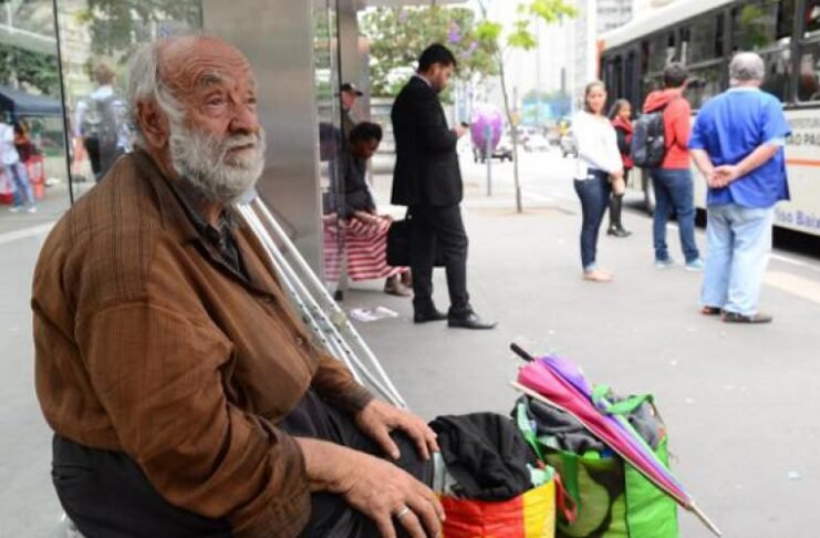 Abandono: Brasil tem 2,8 milhões de idosos em situação de pobreza