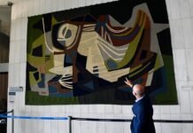 Obra de arte vandalizada por bolsonarista volta ao Congresso