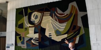 Obra de arte vandalizada por bolsonarista volta ao Congresso