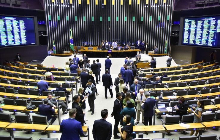 Câmara aprova projeto que aumenta penas para golpes aplicados via internet
