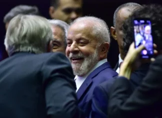 Data Folha: Três em cada quatro brasileiros preferem democracia à ditadura