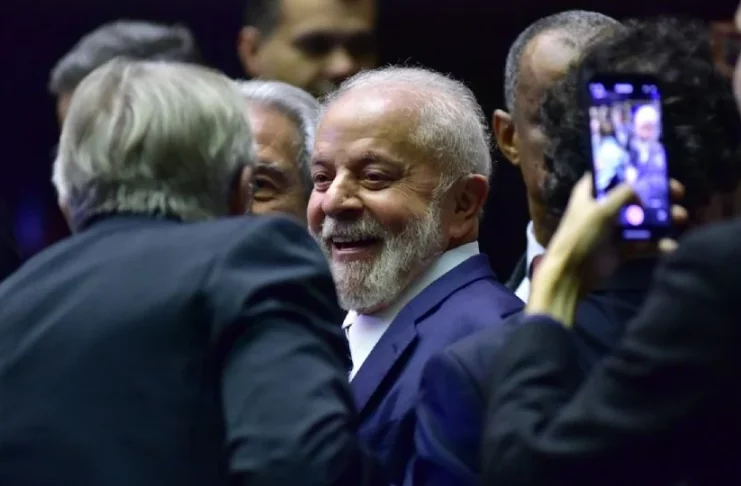 Data Folha: Três em cada quatro brasileiros preferem democracia à ditadura