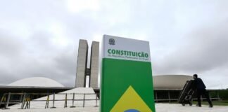 Democracia só estará garantida após regulamentação das redes sociais, diz Lula