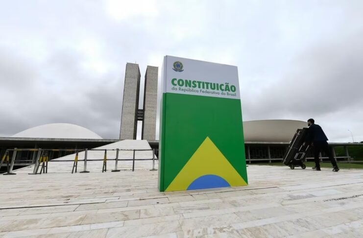 Democracia só estará garantida após regulamentação das redes sociais, diz Lula