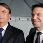 jair-bolsonaro-ao-lado-de-alexandre-ramagem-1589719519419_v2_900x506