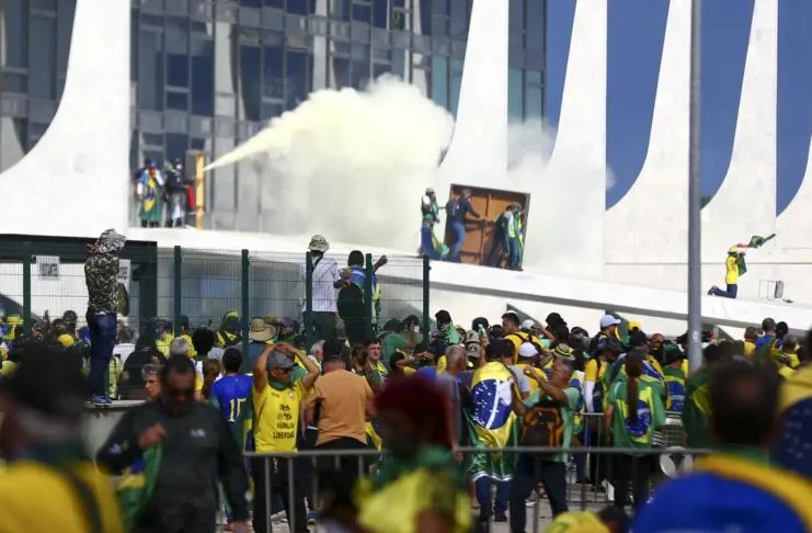 Pesquisa mostra que Bolsonaro foi o responsável pela invasão dos Três Poderes