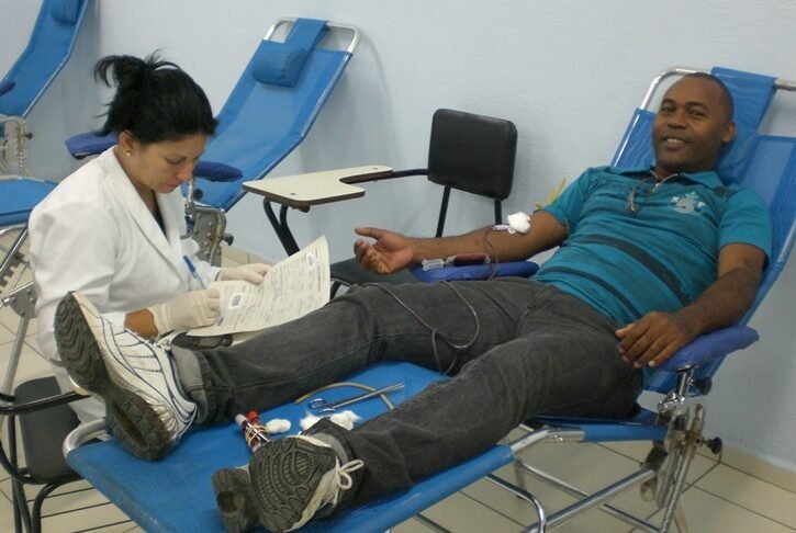 Trote solidário: Faculdade de Brasília recolhe cabelo e sangue para doação