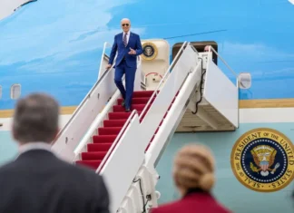 Lembranças roubadas: Jornalistas levam pratos e copos de avião presidencial