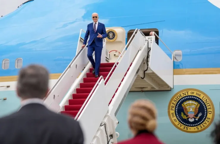 Lembranças roubadas: Jornalistas levam pratos e copos de avião presidencial