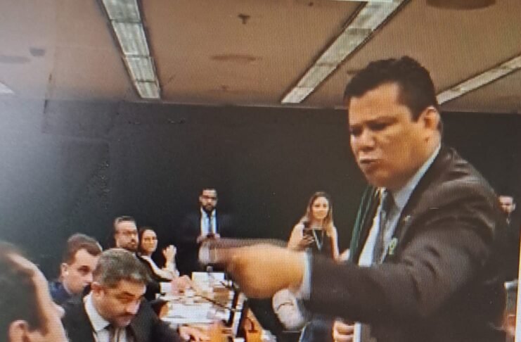 Criador de caso: Deputado bolsonarista briga de novo na Câmara