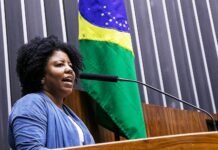 “Enquanto povo morria de fome e pandemia Bolsonaro conspirava”, diz deputada