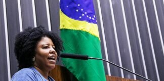 “Enquanto povo morria de fome e pandemia Bolsonaro conspirava”, diz deputada