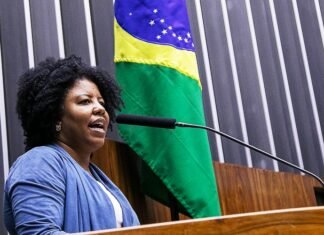 “Enquanto povo morria de fome e pandemia Bolsonaro conspirava”, diz deputada
