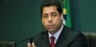 Presidente da Assembleia deixa o Podemos mas não vai para o MDB