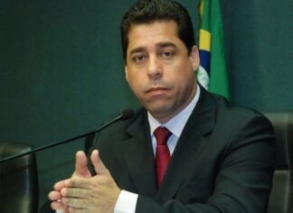 Presidente da Assembleia deixa o Podemos mas não vai para o MDB