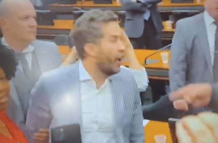 Confusão no Conselho de Ética: Deputada capixaba salva Janones de agressão