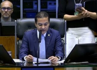 Congresso anula R$ 220 milhões em dívidas de partidos Proposta de emenda à Constituição (PEC) livra partidos políticos de multas eleitorais