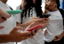 Lei proíbe uso de celular em escolas, até no recreio