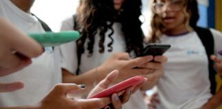 Lei proíbe uso de celular em escolas, até no recreio