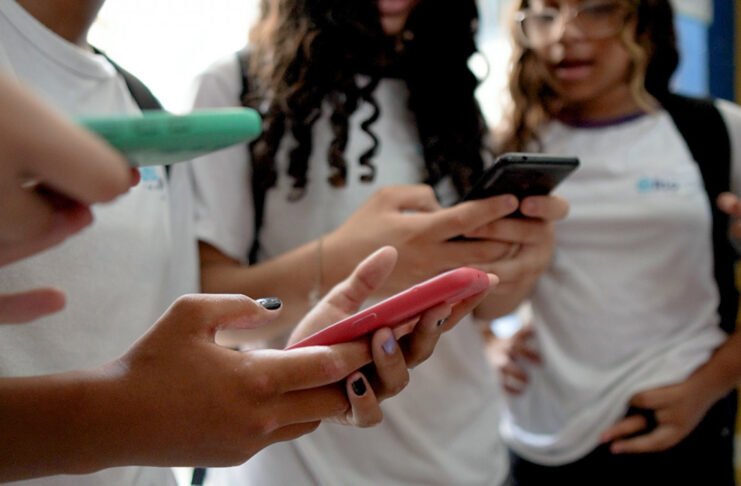 Lei proíbe uso de celular em escolas, até no recreio