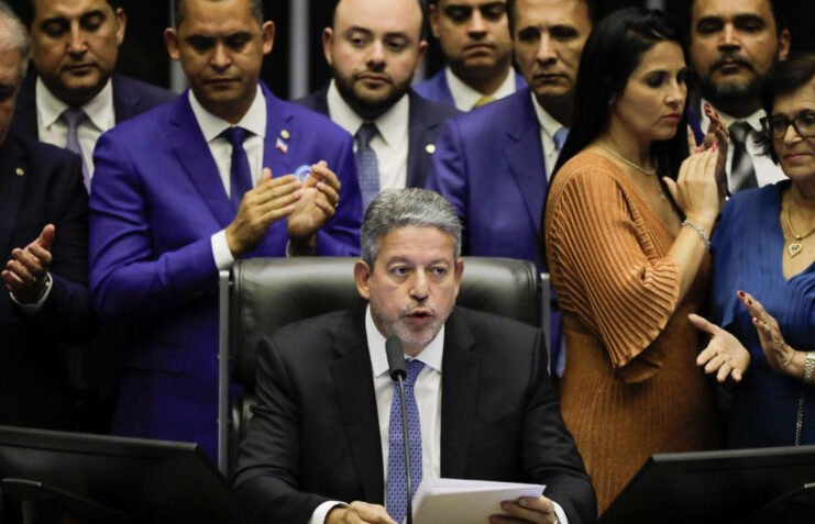 498 deputados são dispensados do trabalho porque 15 disputam eleição