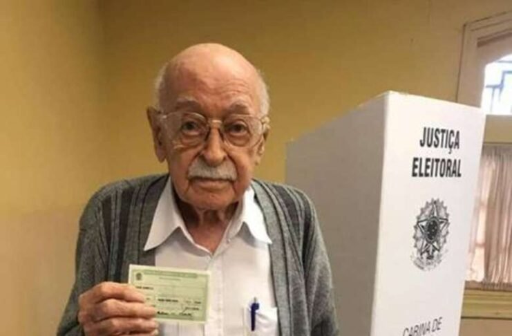 Eles podem decidir a eleição: Idosos são 10% do eleitorado Eles deixam para decidir por último, costumam seguir a opinião de familiares e representam 10% do eleitorado brasileiro — o número de eleitores idosos é 10 vezes maior do que o da faixa etária de 16/17 anos registrada para votar no próximo domingo.