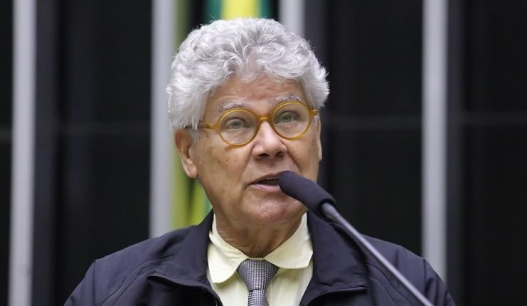 Projeto proíbe políticos de monetizarem conteúdos em redes sociais