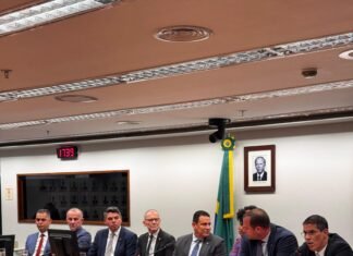 Prefeitos do ES aproveitam encontro para pedir ajuda a deputados