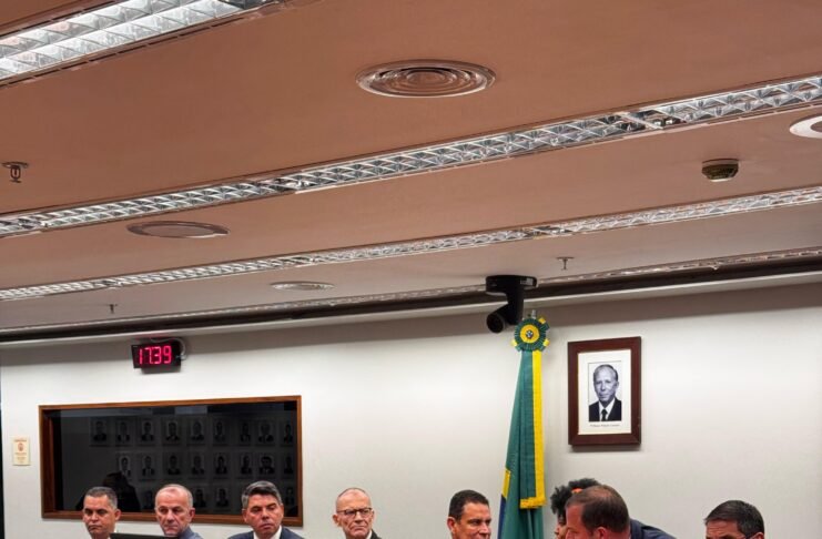 Prefeitos do ES aproveitam encontro para pedir ajuda a deputados