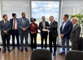 Ministro recebe bancada e garante liberar BRs 101 e 262