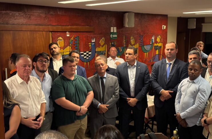 Casagrande se reúne com prefeitos e pede apoio para o Senado