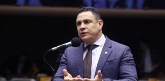 Câmara aprova lei que prevê atendimento prioritário de mães e pais atípicos no SUS