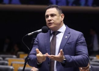 Câmara aprova lei que prevê atendimento prioritário de mães e pais atípicos no SUS