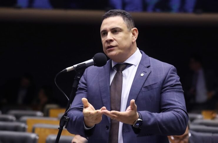 Câmara aprova lei que prevê atendimento prioritário de mães e pais atípicos no SUS