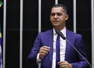 Presidente premia 14 deputados com cargos na Câmara