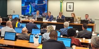 Três meses de férias (não remuneradas) para deputado agressor