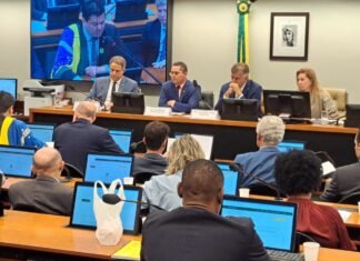 Três meses de férias (não remuneradas) para deputado agressor